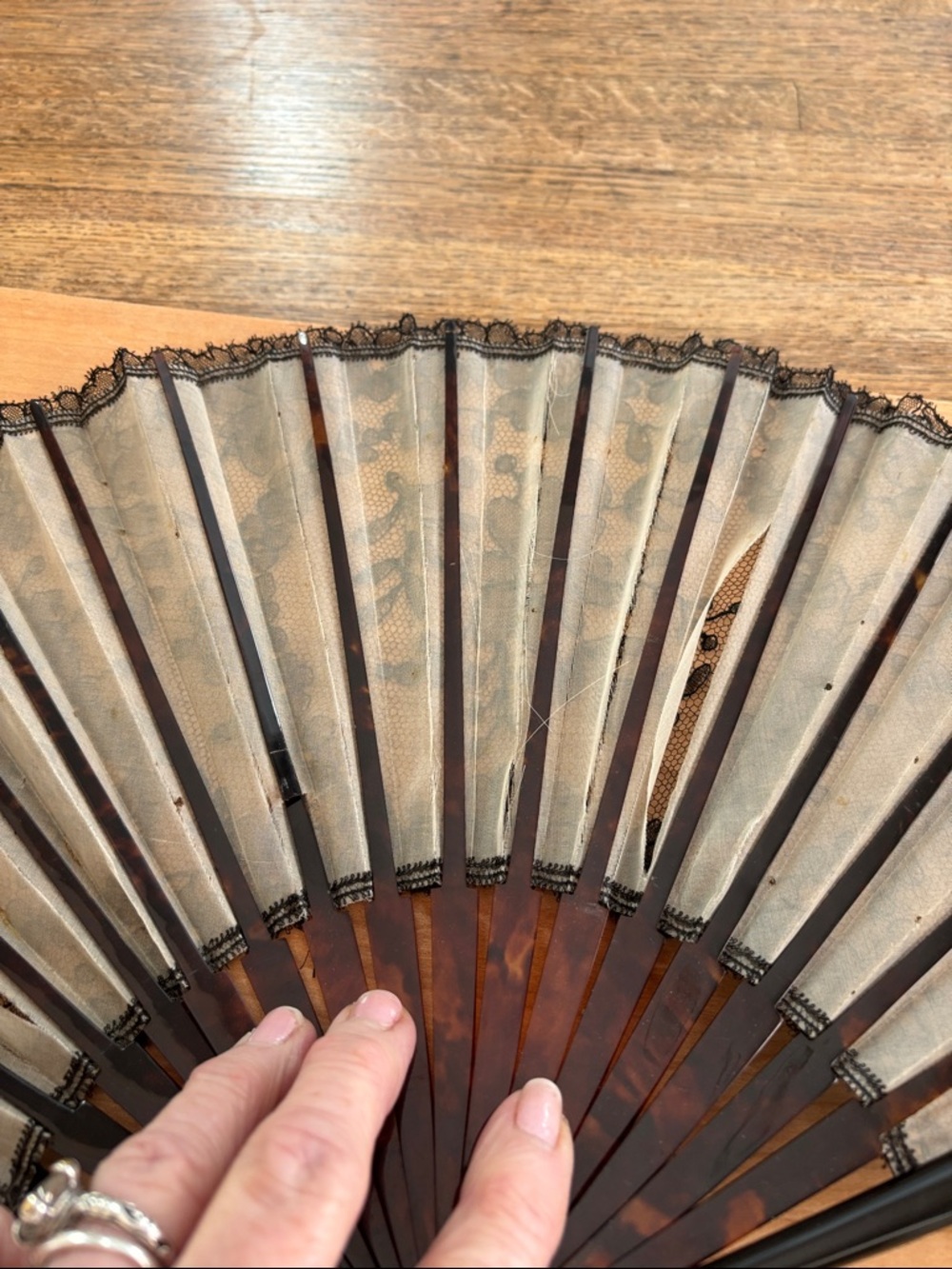 Vintage Black Lace Folding Hand Fan with Tortoise Handle - Picture 13 of 16